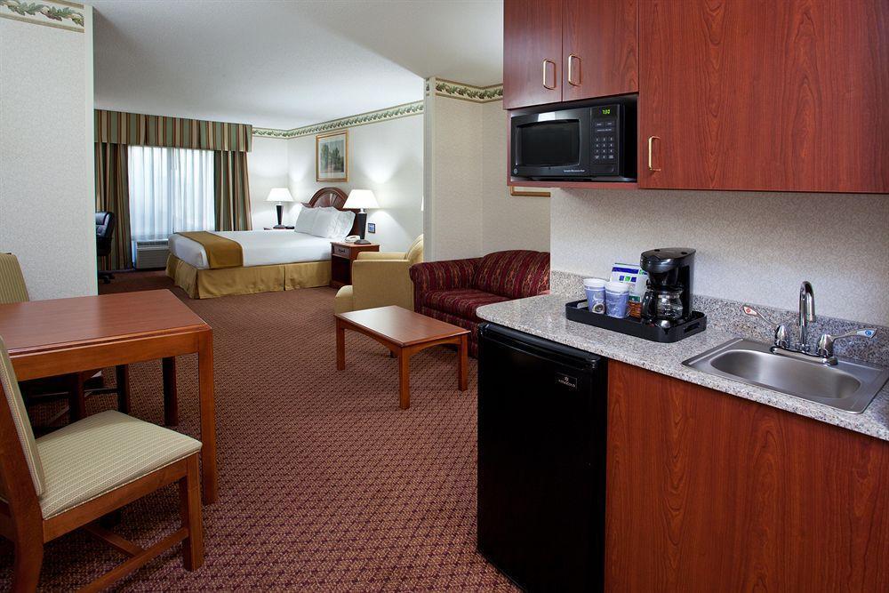 Holiday Inn Express & Suites - Sharon-Hermitage By Ihg West Middlesex Exterior photo